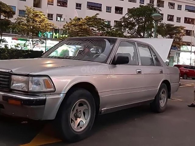 Bán xe Toyota Crown sx 1996, số tay, máy xăng, màu bạc, nội thất màu nâu, odo 200000 km0