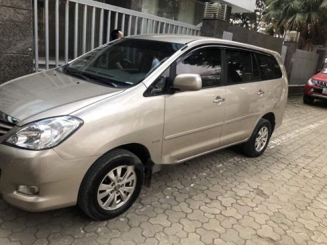 Cần bán lại xe Toyota Innova 2.0J đời 2011, màu vàng chính chủ