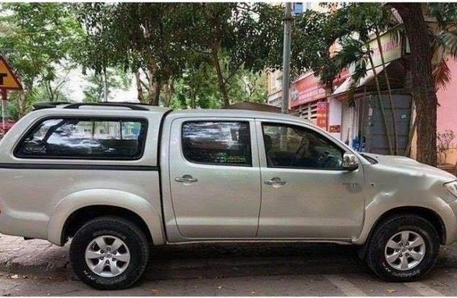 Cần bán Toyota Hilux đời 2012, số sàn, máy dầu