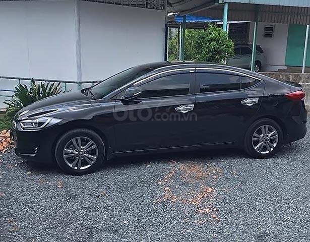 Bán Hyundai Elantra 1.6 AT đời 2016, màu đen 