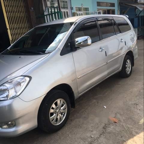 Gia đình bán Toyota Innova năm sản xuất 2011, màu bạc, xe nhập