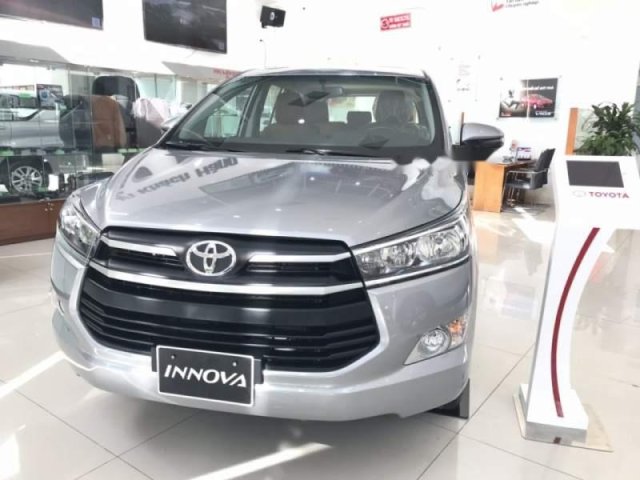 Bán xe Toyota Innova đời 2019, màu bạc, giá 741tr0