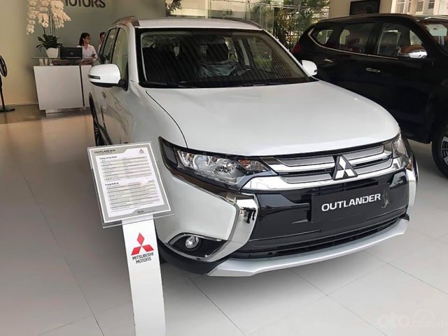 Cần bán xe Mitsubishi Outlander 2.0 CVT đời 2019, màu trắng, 808 triệu