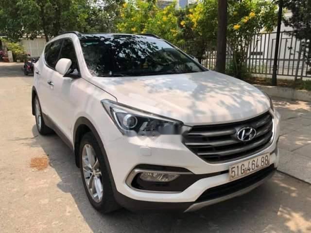 Cần bán gấp Hyundai Santa Fe 2.2AT đời 2017, màu trắng