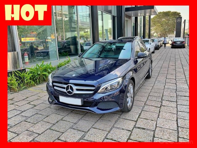 Bán xe Mercedes C200 xanh, nội thất kem, model 2017, cũ chính hãng