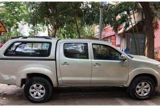 Bán Toyota Hilux năm 2012, màu bạc còn mới, giá tốt