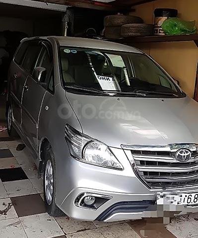 Chính chủ cần bán Toyota Innova đời 2015, màu bạc, giá 535tr