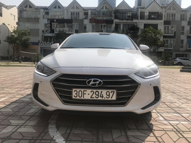 Cần bán Hyundai Elantra GLS 2.0 Sport sản xuất 2018, màu trắng