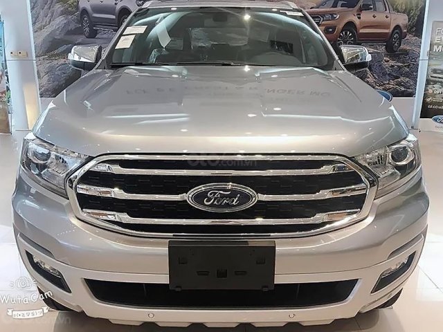 Bán Ford Everest mới 2.0L 4X4, nhập khẩu, bản SUV màu bạc, nội thất màu đen, xe 5 cửa 7 chỗ ngồi