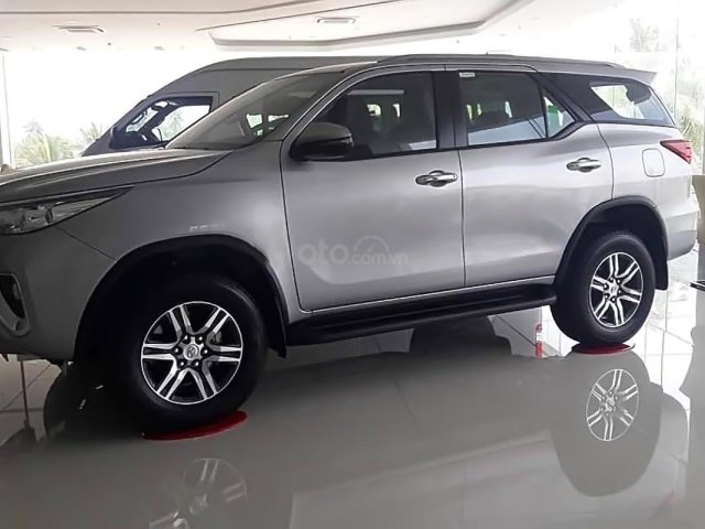 Bán Toyota Fortuner - Nhập khẩu Indonesia, xe màu bạc, giao ngay