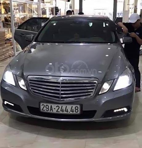 Bán gấp Mercedes E300 đời 2010, màu xám, số tự động 