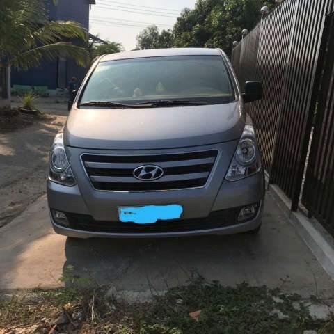 Gia đình bán ô tô Hyundai Starex năm 2016, màu bạc, xe nhập0