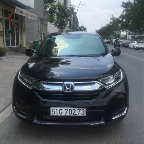 Cần bán gấp Honda CR V đời 2018, màu đen, đăng ký T11/2018, mới như xe hãng không 1 vết trầy xước nhỏ