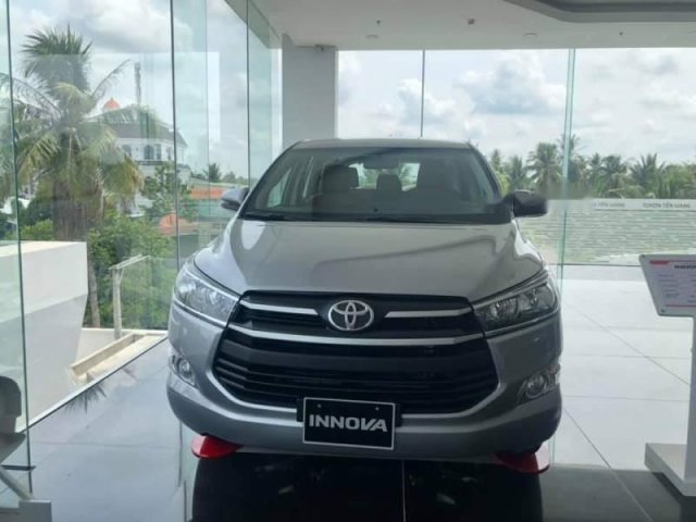 Cần bán Toyota Innova năm sản xuất 2019, màu xám, giá 726tr