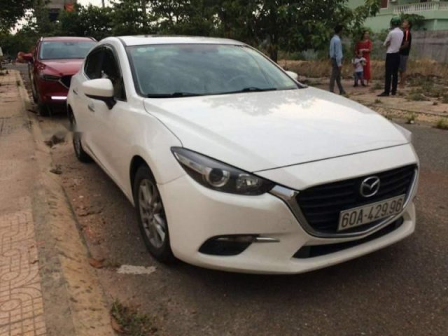 Cần bán gấp xe cũ Mazda 3 đời 2017, màu trắng