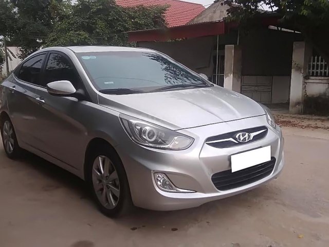 Cần bán Hyundai Accent đời 2012, màu bạc, nhập khẩu nguyên chiếc