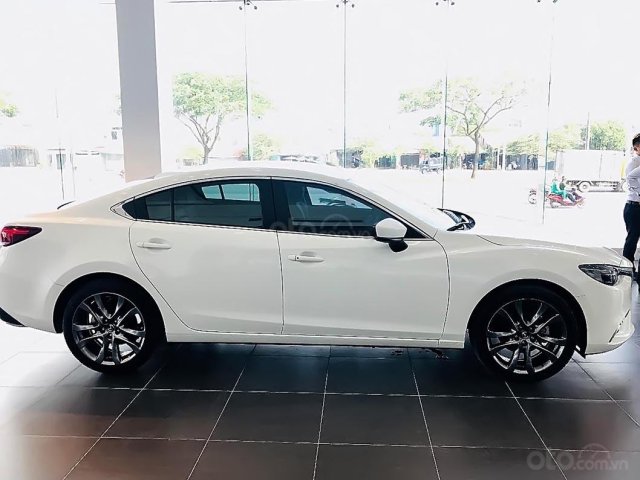 Cần bán Mazda 6 2.0 Premium sản xuất 2019, màu trắng, giá tốt