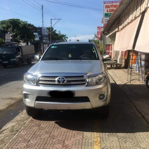 Cần bán xe Fortuner sản xuất năm 2010, đăng kí 2011 màu bạc, chạy 200 nghìn km0