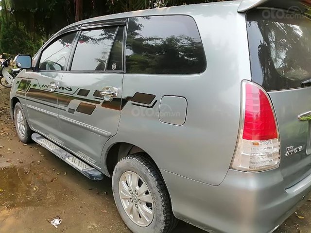 Bán lại xe Toyota Innova G SR đời 2011, màu xám, chính chủ0