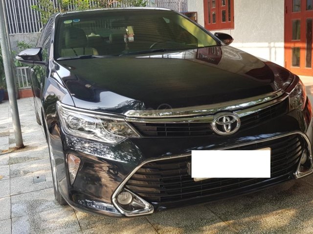 Bán nhanh Toyota Camry 2.0E, model 2018 màu đen