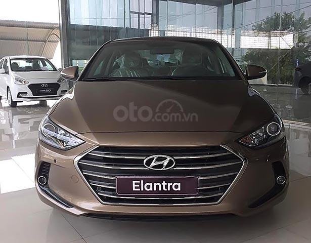 Cần bán xe Hyundai Elantra 2.0 AT năm sản xuất 2018, màu nâu0