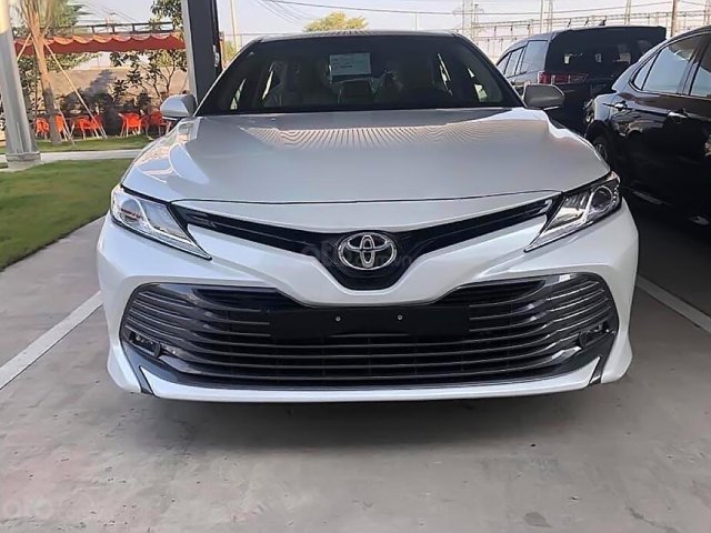 Bán xe Toyota Camry 2.5Q 2019, màu trắng, xe nhập