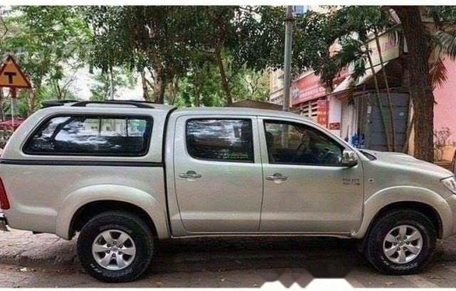 Bán ô tô Toyota Hilux đời 2012, màu vàng, xe ít sử dụng0