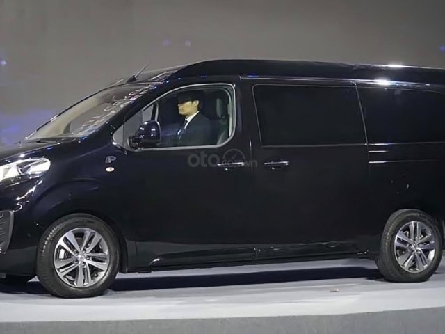 Bán Peugeot Traveller Premium đời 2019, màu đen0