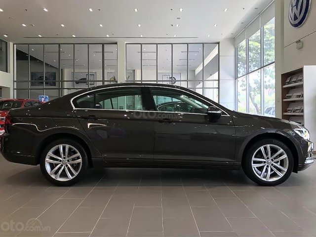 Cần bán Volkswagen Passat 1.8 Bluemotion sản xuất năm 2018, màu xám, nhập khẩu nguyên chiếc0