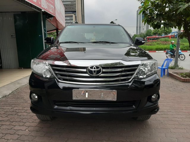 Cần bán Toyota Fortuner V đời 2014, màu đen0