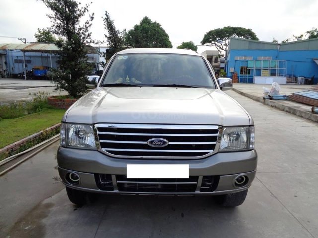 Cần bán xe Ford Everest 2007, máy dầu, số sàn, màu bạc