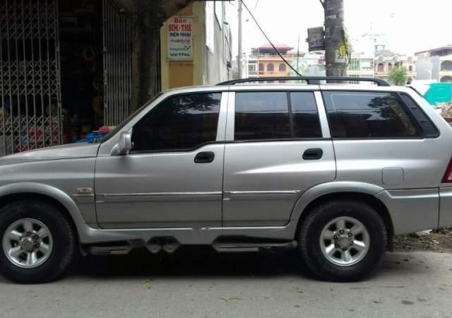 Cần bán Ssangyong Musso 2.4AT đời 2004, màu bạc giá cạnh tranh0