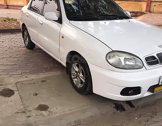 Cần bán xe Daewoo Lanos SX 2002, màu trắng, xe máy nổ êm