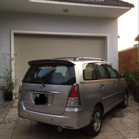 Cần bán lại xe Toyota Innova sản xuất 2010, màu bạc 