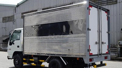 Xe tải Isuzu 2T4 thùng kín 3m6 - trả trước 80 triệu nhận xe0