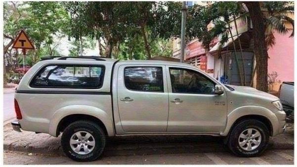 Cần bán Toyota Hilux năm 2012, màu vàng cát, chính chủ