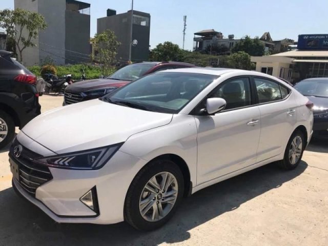 Cần bán xe Hyundai Elantra đời 2019, màu trắng0