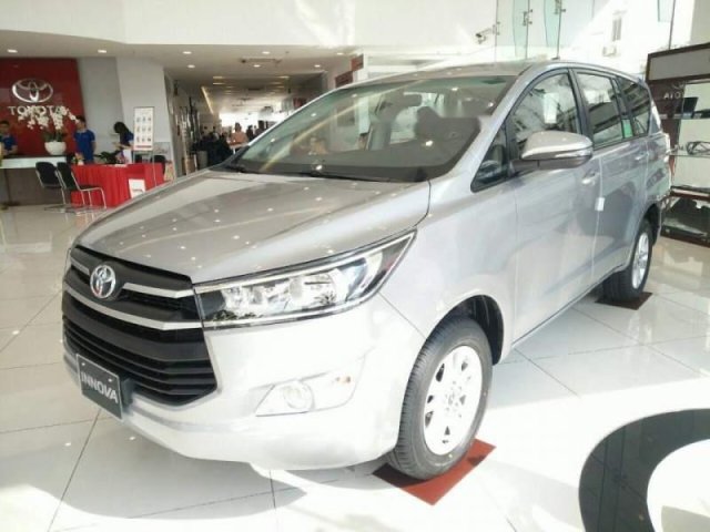 Bán xe Toyota Innova E sản xuất năm 2018, màu bạc 