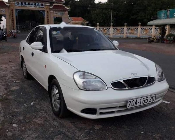 Cần bán lại xe Daewoo Nubira đời 2001, màu trắng, nhập khẩu nguyên chiếc