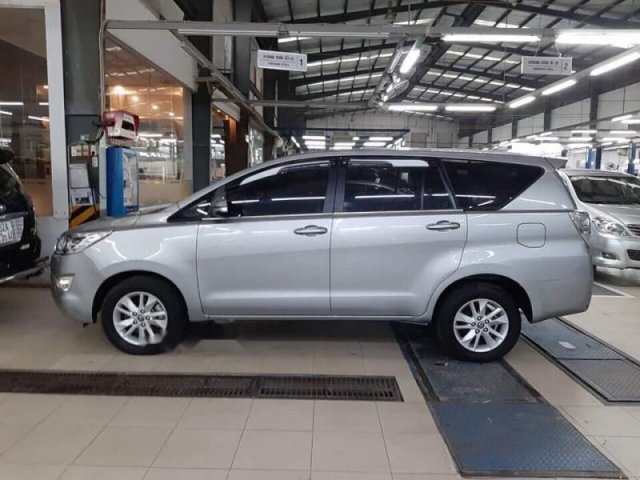 Cần bán Toyota Innova đời 2017, màu bạc, nhập khẩu số sàn