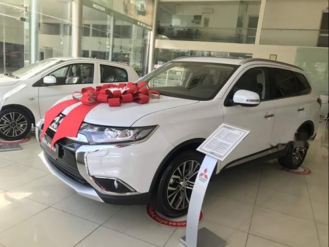 Bán Mitsubishi Outlander 2.0 CVT Premium 2019, màu trắng, mới 100%