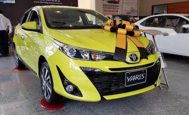 Cần bán xe Toyota Yaris năm 2019, màu vàng, mới 100%