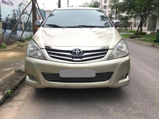 Gia đình cần bán xe Innova 2.0V 2011, số tự động, màu ghi 8 chỗ cực mới