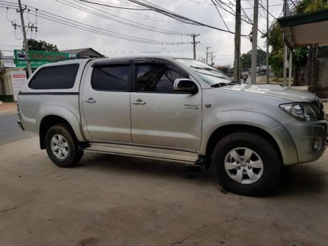 Bán Toyota Hilux sản xuất 2010, màu bạc0