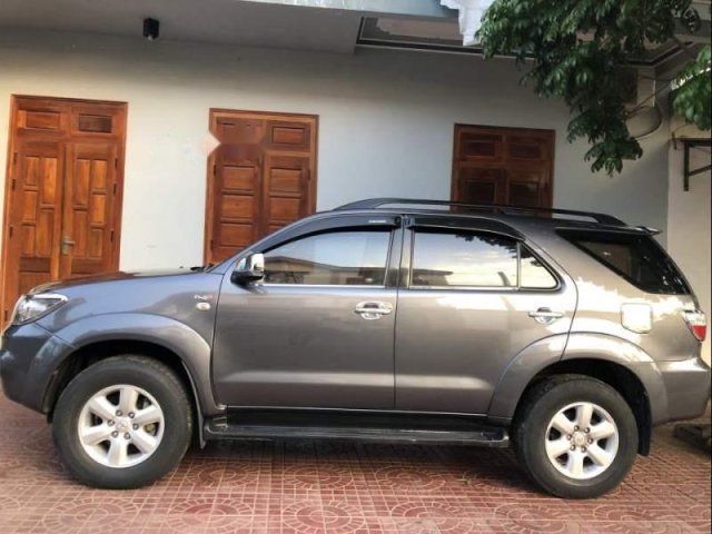 Cần bán xe Toyota Fortuner năm 2011, màu xám, 670tr0