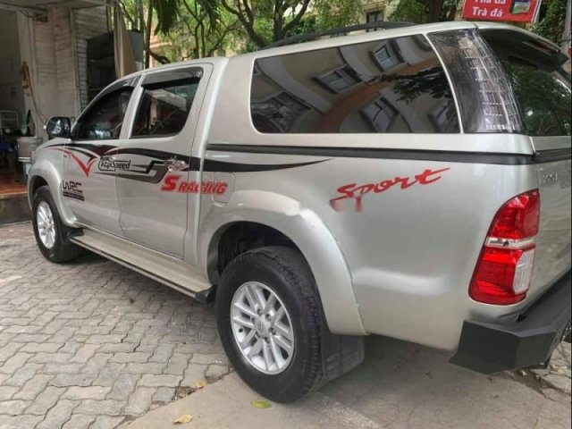 Bán xe Toyota Hilux G 4x2 đời 2015, màu bạc, nhập khẩu ít sử dụng