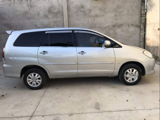 Cần bán gấp Toyota Innova G sản xuất 2011, màu bạc số sàn