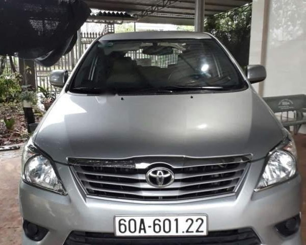 Cần bán Toyota Innova đời 2014, màu bạc xe gia đình