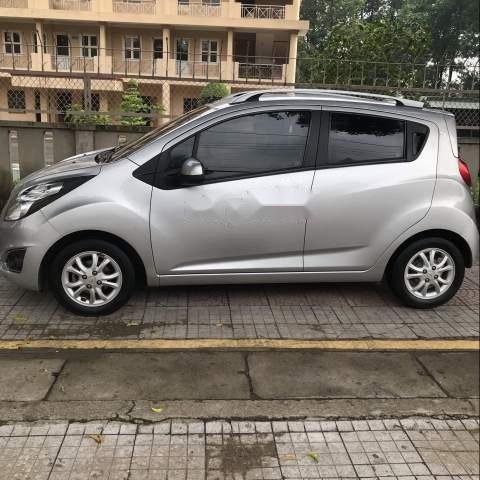 Cần bán xe Chevrolet Spark năm sản xuất 2015, màu bạc