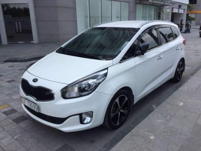 Bán Kia Rondo AT sản xuất 2016, màu trắng 